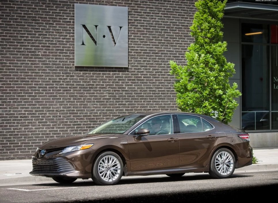 Toyota Camry 2.5 AT (c 2024 2.0 Hybrid)