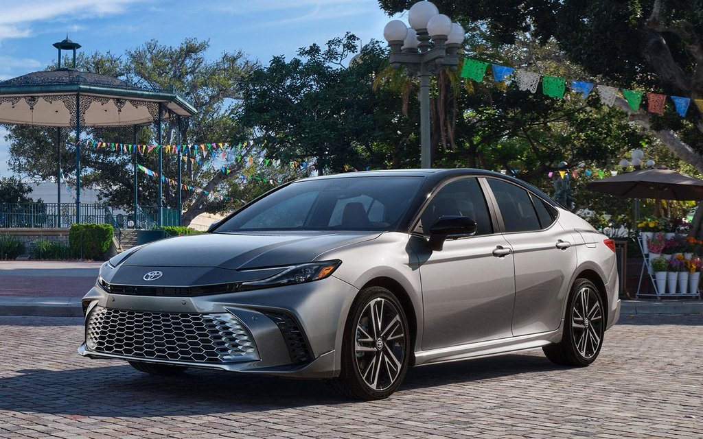 Toyota Camry 2.5 AT (c 2024 2.0 Hybrid)